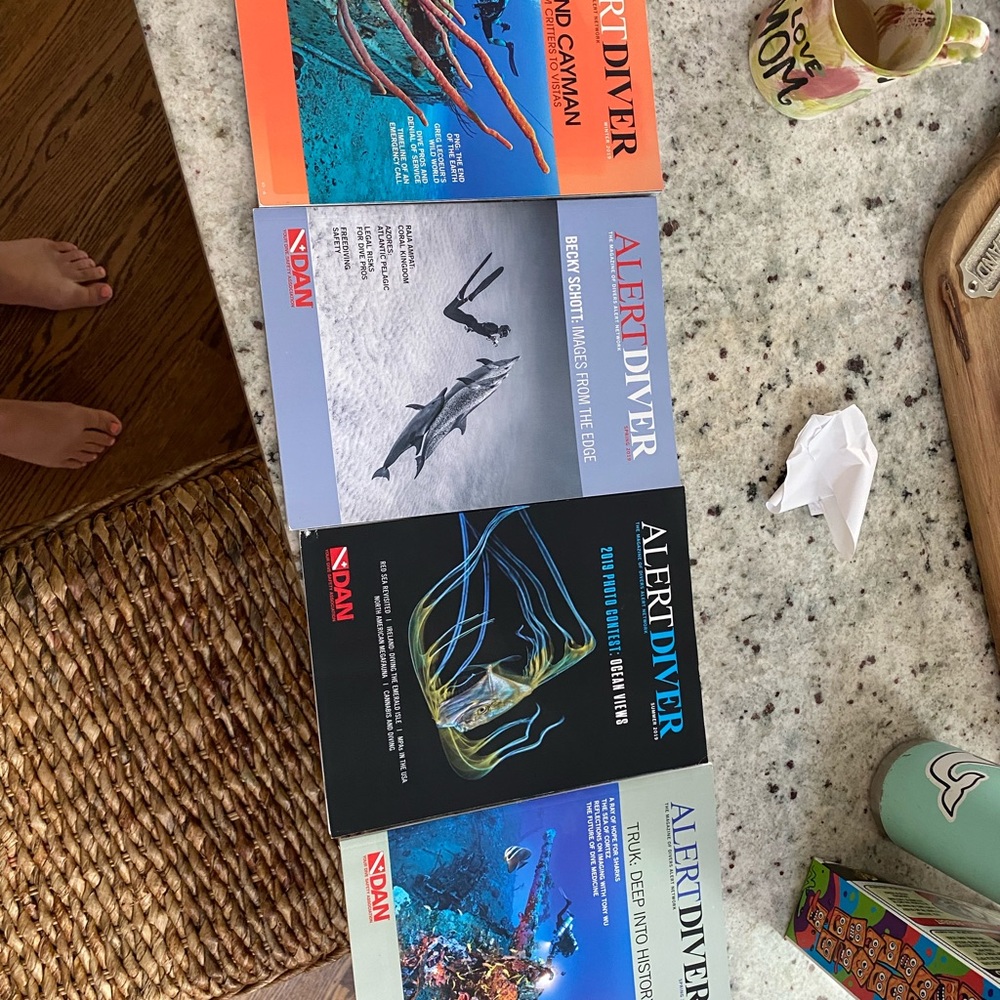 4 Alert Diver magazines